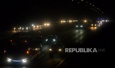 Kendaraan pemudik melintas saat penerapan satu arah atau one way di KM 73 ruas Jalan Tol Cikampek, Jawa Barat, Jumat (29/4/2022). Pada pukul 19.30 ruas tol Cikampek tepatnya di KM 73 terpantau ramai lancar. Sebelumnya penerapan one way digeser yang mulanya dari KM 47 Tol Jakarta-Cikampek hingga KM 414 Tol Kalikangkung menjadi dimulai dari Gerbang Tol Cikampek Utama (Cikatama) hingga KM 414 Tol Kalikangkung.Prayogi/Republika.   