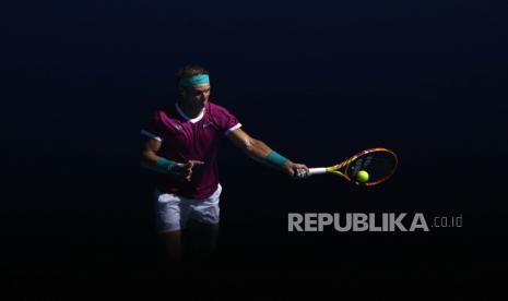  Rafael Nadal dari Spanyol melakukan pukulan forehand kepada Denis Shapovalov dari Kanada dalam pertandingan perempat final kejuaraan tenis Australia Terbuka di Melbourne, Australia, Selasa (25/1/2022).