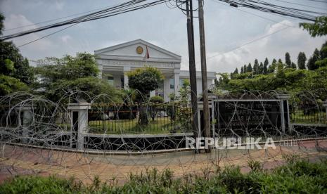 Kawat berduri dipasang di area Pengadilan Negeri Jakarta Timur saat sidang lanjutan kasus pelanggaran protokol kesehatan dengan terdakwa Rizieq Shihab di PN Jakarta Timur, Jumat (19/3). Sidang tersebut beragendakan pembacaan dakwaan terhadap Rizieq Shihab atas kasus pelanggaran protokol kesehatan. Republika/Thoudy Badai