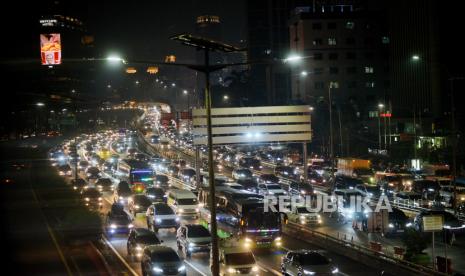 Pengendara terjebak kemacetan di Tol Dalam Kota Jalan Gatot Subroto, Jakarta, Jumat (5/4/2024). Berdasarkan pantauan Republika pada pukul 21.30 WIB, kondisi lalu lintas Tol Dalam Kota padat merayap lantaran hari ini merupakan hari terakhir bekerja bagi karyawan swasta maupun Aparatur Sipil Negara (ASN) sebelum libur Lebaran 2024. Arus mudik Lebaran 2024 diperkirakan mulai terjadi pada hari ini Jumat (5/4).