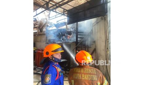 Kebakaran menghanguskan sebagian rumah makan ayam goreng Suharti di Jalan Cipaganti, Kota Bandung, Sabtu (23/9/2023) pagi. 