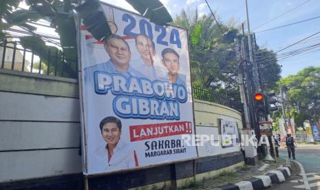 Sejumlah baliho menunjukkan gambar Presiden RI Joko Widodo bersama paslon nomor urut 2 Prabowo-Gibran di Jalan Diponegoro, Menteng, Jakarta Pusat, Kamis (25/1/2024). 