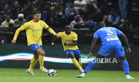 Penyerang Al Nassr Cristiano Ronadlo (kiri)