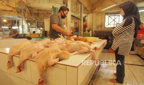 Penjual ayam melayani pembeli di pasar tradisional. Harga kebutuhan pokok menjelang Hari Raya Idulfitri di Kota Batu masih stabil. 