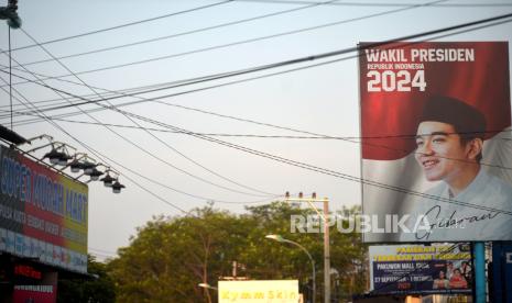 Baliho bergambar Walikota Surakarta Gibran Rakabuming Raka bertuliskan Wakil Presiden 2024 terpasang di Jalan Gito-Gati, Sleman, Yogyakarta, Kamis (28/9/2023). Baliho dengan ukuran 3x5 meter ini dipasang oleh simpatisan Gibran. Sebanyak 15 baliho bergambar Gibran terpasang di Daerah Istimewa Yogyakarta, salah satunya di Sleman. Rencananya baliho ini akan terpasang hingga Gibran menjadi Cawapres 2024.