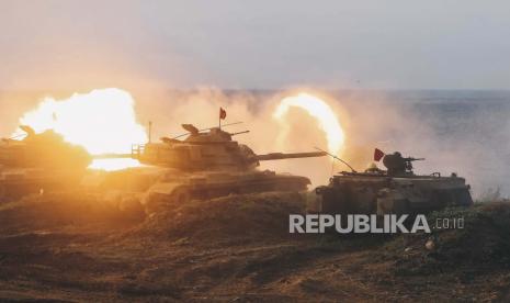  Dalam foto yang dirilis oleh Kantor Berita Militer Taiwan ini, unit lapis baja Taiwan melakukan latihan menembak langsung untuk mencegah pasukan pendaratan pantai selama latihan Han Guang yang diadakan di pulau kabupaten Penghu, Taiwan, Rabu, 15 September 2021. Tahunan Taiwan Latihan militer lima hari Han Guang dirancang untuk mempersiapkan pasukan pulau itu untuk serangan oleh China, yang mengklaim Taiwan sebagai bagian dari wilayahnya sendiri.