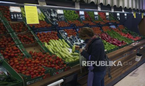  Seorang wanita membeli sayuran di pasar makanan, di Ankara, Turki, Jumat, 8 April 2022. Inflasi tahunan di Turki mencapai 61,14 persen pada bulan Maret, naik ke level tertinggi baru dalam 20 tahun dan memperdalam krisis biaya hidup bagi banyak rumah tangga. Menurut data, kenaikan harga tahunan tertinggi terjadi di sektor transportasi sebesar 99,12 persen, sedangkan kenaikan harga pangan 70,33 persen.