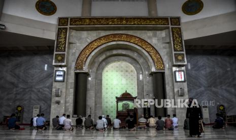 Pengurus Dewan Kemakmuran Masjid (DKM) mengatur jarak antarsaf saat ibadah sholat Zuhur di Masjid Raya Bandung, Jalan Dalem Kaum, Kota Bandung, Ahad (7/6). Masjid Raya Bandung kembali melaksanakan sholat fardu berjamaah dengan menerapkan protokol kesehatan dan jarak fisik (physical distancing) antarsaf serta membatasi jumlah jamaah menjadi 30 persen dari daya tampung masjid