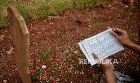 Warga berziarah di Taman Makam Umum Bambu Apus, Jakarta Timur.