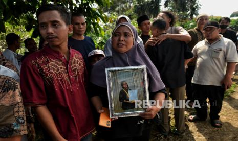 Keluarga dan kerabat korban kecelakaan bus karyawisata SMK Lingga Kencana Depok mengikuti prosesi pemakaman di Tempat Pemakaman Umum Islam (TPUI) Parung Bingung, Kota Depok, Jawa Barat, Ahad (12/5/2024). Enam dari sepuluh korban meninggal dunia akibat kecelakaan bus di Ciater Subang, dimakamkan di TPUI Parung Bingung, Kota Depok, Jawa Barat. Keenam korban tersebut ialah Dimas Aditya, Intan R. Giti, dan Mahesa usai ketiganya dishalatkan bersamaan di mushola setempat. Juga Intan Fauziah, Robiyatul Adawiyah, dan seorang guru bernama Suprayogi. Sebelumnya, kecelakaan tersebut terjadi diduga akibat bus yang mengangkut rombongan pelajar SMK asal Depok mengalami rem blong di turunan Ciater, Subang pada Sabtu (11/5) sekitar pukul 18.45 WIB. Akibat kejadian tersebut sebelas orang dinyatakan meninggal dunia diantaranya sembilan siswa dan satu guru SMK Lingga Kencana Depok serta satu pengendara motor.