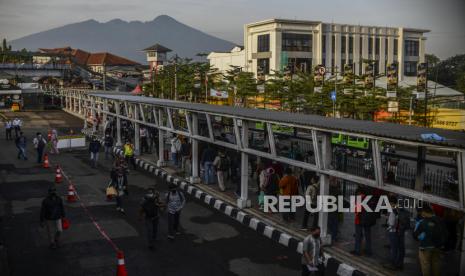 Calon penumpang saat menunggu antrean untuk menaiki KRL di Stasiun Bogor, Kota Bogor, Jawa Barat, Senin (13/9). PT KAI Commuter mulai memberlakukan sertifikat vaksin sebagai syarat untuk naik KRL pada masa PPKM level 3. Republika/Putra M. Akbar