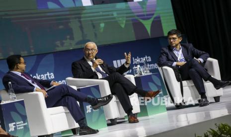 Walikota Rotterdam Ahmed Aboutaleb (tengah), bersama Gubernur DKI Anies Rasyid Baswedan (kiri) dan Senior Urban Specialist, World Bank, Luis Triveno  (kanan) memberikan paparan dalam acara pembukaan Jakarta Investment Forum 2022 di Jakarta, Kamis (1/9/2022). Kegiatan tersebut bertujuan untuk mewujudkan regenerasi kota yang berketahanan dan berkelanjutan. Serta membuka peluang investasi berbasis environmental, social, and Governance (ESG). 