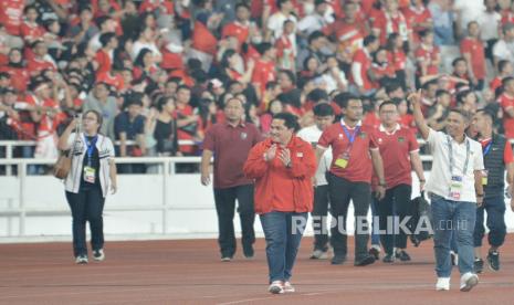 Ketua PSSI Erick Thohir mengapresiasi pendukung timnas Indonesia yang datang menghadiri laga Indonesia vs Filipian di Stadion Utama Gelora Bung Karno, Senayan, Jakarta, Selasa (11/6/2024) malam.