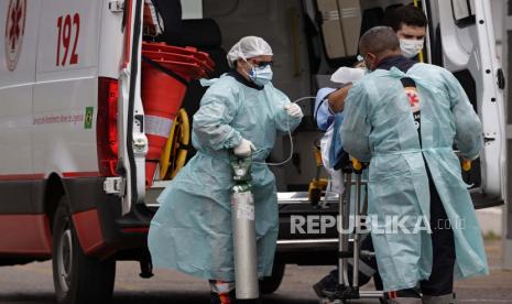 Petugas kesehatan mendorong pasien yang diduga menderita COVID-19 dengan tandu dari ambulans ke rumah sakit umum HRAN di Brasilia, Brasil, Kamis, 29 April 2021.