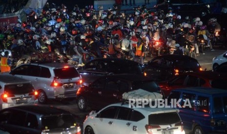 Ribuan kendaraan mengantri untuk memasuki kapal di Pelabuhan Merak, Banten Rabu (13/6).