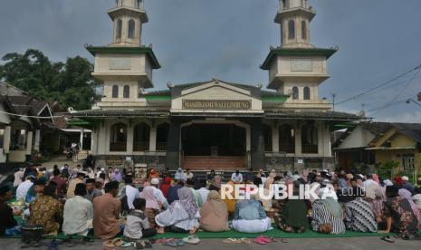 Warga bedoa bersama saat tradisi Nyadran Wali Limbung di halaman Masjid Jami Wali Limbung, Medari, Ngadirejo, Temanggung, Jawa Tengah, Jumat (21/2/2025). Tradisi Nyadran di kompleks masjid bersejarah yang dibangun pada abad 15 tersebut sebagai wujud sukacita umat Islam menyambut datangnya bulan suci Ramadhan sekaligus mendoakan arwah leluhur. 