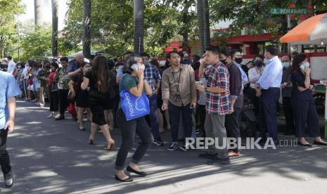  Orang-orang menunggu di luar gedung perkantoran setelah dievakuasi setelah gempa bumi, Senin, 21 November 2022, di kawasan bisnis utama di Jakarta,  Gempa bumi mengguncang pulau utama Indonesia di Jawa pada hari Senin merusak puluhan bangunan dan mengirim penduduk ke jalan-jalan ibukota untuk keselamatan.