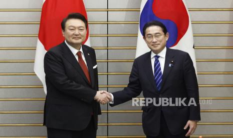  Presiden Korea Selatan Yoon Suk Yeol (kiri) dan Perdana Menteri Jepang Fumio Kishida (kanan) berjabat tangan, menjelang pertemuan bilateral mereka di Kantor Perdana Menteri, di Tokyo, Jepang, Kamis (16/3/2023).