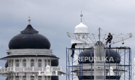 Masjid di Aceh Diminta Ramah Orang Tua dan Anak. Pekerja membuat kerangka lampu hias sebagai salah satu bagian revitalisasi taman kota di depan Masjid Raya Baiturrahman, Banda Aceh, Aceh, Rabu (23/9/2020). Revitalisasi dilakukan untuk mewujudkan taman kota yang representatif dan memperindah tempat wisata religi Masjid Raya Baiturrahman guna meningkatkan kunjungan wisatawan. 