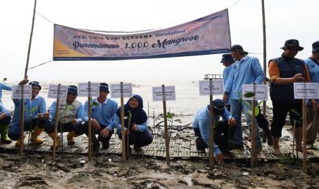 Garudafood Peringati Hari Bumi dengan Tanam 1.000 Bibit Mangrove  