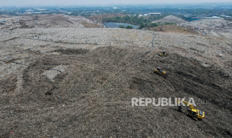 Sejumlah alat berat mengeruk tumpukan sampah yang hangus pasca kebakaran di TPST Bantargebang, Bekasi, Jawa Barat, Senin (30/10/2023). Dinas Lingkungan Hidup DKI Jakarta mencatat sekitar dua hingga tiga hektare dari 22,4 hektare luas TPST zona 2 terbakar. Kebakaran yang terjadi pada Ahad (29/10/2023), tersebut diduga diakibatkan gas metana yang terbakar akibat cuaca panas.