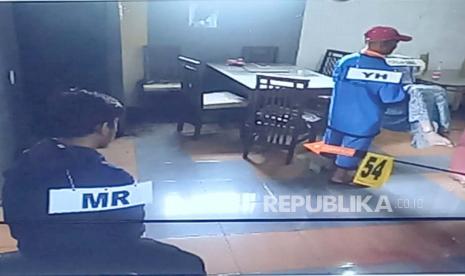 Polisi menunjukkan foto-foto adegan rekonstruksi pembunuhan ibu dan anak di Subang di Mapolda Jabar