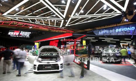 Pengunjung memadati ruang pamer kendaraan pada  pameran Otomotif Gaikindo Indonesia International Auto Show (GIIAS) 2021 di Indonesia Convention Exhibition (ICE) BSD, Serpong, Tangerang, Banten, Ahad (21/11/2021). Pemerintah lewat Kementerian Perindustrian optimis penjualan mobil selama perhelatan GIIAS 2021 mampu mencapai diangka 20ribu hingga 25ribu unit mobil. 