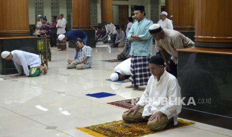 Menyiapkan Diri Jelang Ramadhan di Tengah Corona. Warga muslim melakukan salat di Masjid Agung Al-Barkah, Bekasi, Jawa Barat, Rabu (18/3/2020). (ANTARA/Suwandy)