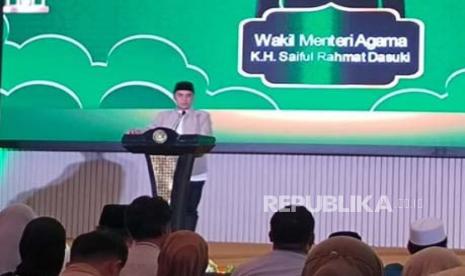 Wakil Menteri Agama (Wamenag), Saiful Rahmat Dasuki memberikan sambutan pada pembukaan Festival Ramadhan dan pembagian 1,5 juta paket Ramadhan yang meraih Rekor Muri di Aula HM Rasjidi Kemenag RI, Jumat (22/3/2024) 