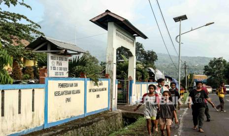 Sejumlah pengungsi dampak erupsi Gunung Lewotobi menuju posko pengungsian di Kecamatan Wulanggitang, Kabupaten Flores Timur, NTT, Kamis (4/1/2024). Sebanyak 2.487 jiwa pengungsi erupsi Gunung Lewotobi berada di tempat pengungsian yang tersebar di 11 titik lokasi penampungan sementara sejak gunung itu kembali erupsi pada Senin (1/1/2024). 