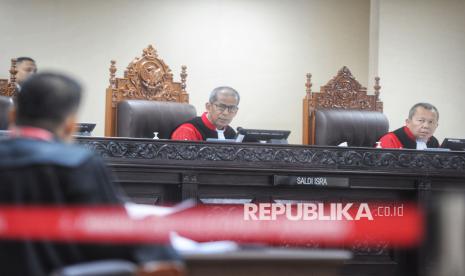 Hakim Konstitusi Saldi Isra memimpin sidang perkara Perselisihan Hasil Pemilihan Kepala Daerah (PHP Kada) 2024 Panel 2 di Gedung MK, Jakarta, Rabu (8/1/2025). Mahkamah Konstitusi (MK) mulai menggelar sidang PHP Kada 2024 pada hari ini. Sidang dibuka dengan agenda pemeriksaan pendahuluan permohonan dari para pemohon.  MK telah meregistrasi 309 perkara Perselisihan Hasil Pemilihan Kepala Daerah (PHP Kada) 2024. Dari total tersebut, 23 di antaranya merupakan perkara PHP Gubernur dan Wakil Gubernur, sedangkan untuk PHP Walikota dan Wakil Walikota sebanyak 49 perkara, dan 237 lainnya merupakan perkara PHP Bupati dan Wakil Bupati. Persidangan PHP Kada 2024 ini menggunakan mekanisme panel, yang terdiri dari tiga. Adapun masing-masing panel ada tiga hakim konstitusi.