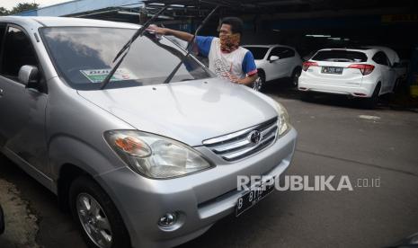 Karyawan memoles kendaraan di salah satu gerai mobil (ilustrasi). Otoritas Jasa Keuangan (OJK) mencatat bahwa di tengah berbagai tekanan yang datang, kinerja industri multifinance dalam negeri masih mampu bertahan di nilai mencapai Rp 518 triliun, atau membukukan pertumbuhan hampir tiga persen dibandingkan tahun sebelumnya. 