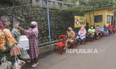 Pasien Sembuh Covid-19 di Depok 17 Orang Hari Ini. Sejumlah calon pembeli mengantre dengan berjaga jarak fisik di Taman Anyelir 3, Depok, Jawa Barat. Penerapan jaga jarak fisik (physical distancing) tersebut dilakukan di wilayah Taman Anyelir 3 agar tidak terjadi penumpukan pelanggan saat berbelanja sebagai upaya pencegahan penyebaran virus corona atau Covid-19