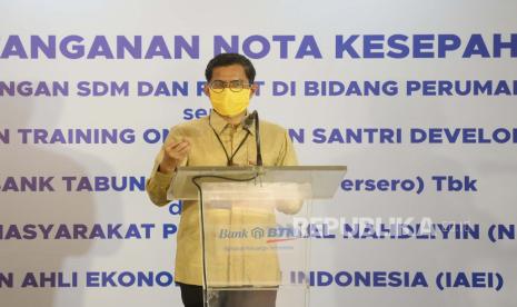 Dirut Bank BTN Pahala N. Mansury memberikan sambutan usai penandatanganan Nota Kesepahaman antara Bank BTN dengan Perkumpulan Masyarakat Profesional Nahdliyin (NU Circle) dan Ikatan Ahli Ekonomi Indonesia (IAEI) tentang Pengembangan SDM dan Riset di Bidang Perumahan di Jakarta, Senin (11/5)