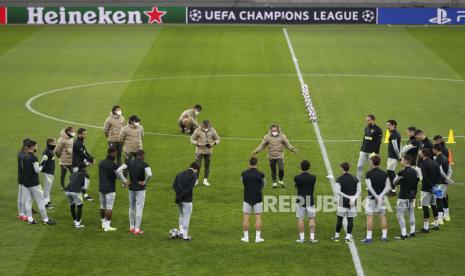  Tim Atletico Madrid berkumpul selama sesi latihan di Bucharest, Romania, 22 Februari 2021. Atletico akan menghadapi Chelsea FC dalam pertandingan leg pertama babak 16 besar Liga Champions UEFA pada 23 Februari, di Bucharest, Romania.