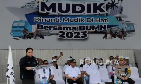 Menteri BUMN Erick Thohir memberikan sambutan saat pelepasan program Mudik Bersama BUMN 2023 di Gelora Bung Karno, Jakarta, Selasa (18/4/2023). Sebanyak 78.017 pemudik mengikuti program Mudik Bersama BUMN 2023 yang bertajuk Mudik Dinanti Mudik di Hati yang merupakan salah satu implementasi bakti BUMN sebagai bentuk Tanggung Jawab Sosial dan Lingkungan.