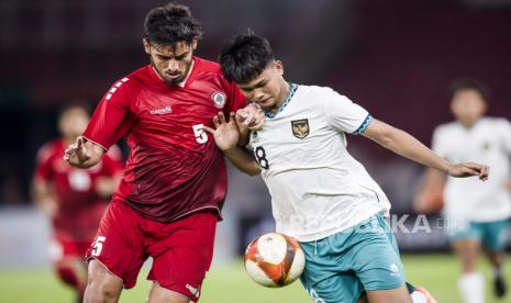 Pesepak bola Timnas Indonesia U-22 Hokky Caraka (kanan) berebut bola dengan pesepak bola timnas Lebanon U-22 Mohamad Al Mahdi (kiri) dalam laga uji coba internasional kedua di Stadion Utama Gelora Bung Karno (SUGBK), Senayan, Jakarta, Ahad (16/4/2023). Timnas Indonesia U-22 kalahkan Timnas Lebanon U-22 dengan skor 1-0. 