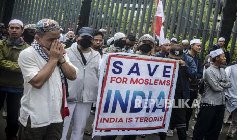 Sejumlah massa saat melaksanakan aksi di depan Kedutaan Besar India, Jalan HR. Rasuna Said, Kuningan, Jakarta, Jumat (13/3). Pada aksinya mereka mengutuk aksi kekerasan terhadap umat Islam di India. Selain itu, mereka juga mengecam Dubes India untuk Indonesia Pradeep Kumar Rawat yang membatalkan secara sepihak pertemuan dengan MUI yang akan membahas konflik antara umat Muslim dan Hindu di timur New Delhi. Republika/Putra M. Akbar