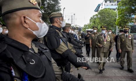 Gubernur Jawa Barat Ridwan Kamil (kedua kanan) didampingi Kasatpol PP Provinsi Jawa Barat M Ade Afriandi (kanan) meninjau personel saat apel gabungan di Jalan Sukarno, Kota Bandung, Senin (7/3/2022). Apel gabungan tersebut digelar dalam rangka peringatan HUT Satpol PP ke-73 dan HUT Satlinmas ke-60 yang mengusung tema Profesional dan Berintegritas Mewujudkan Penyelenggaraan Trantibum (Ketentraman dan Ketertiban Umum) Untuk Indonesia Maju dan Sehat. Foto: Republika/Abdan Syakura