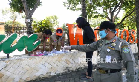 Petugas gabungan menggelar razia masker di Alun-Alun Wonosari, Gunungkidul, Yogyakarta, Selasa (15/9/2020). Razia masker oleh TNI, Polri, Dishub, dan Satpol PP ini dalam rangka penegakan dan penyuluhan protokol kesehatan Covid-19. Bagi yang tidak bermasker diberikan penyuluhan dan diberikan masker secara gratis.