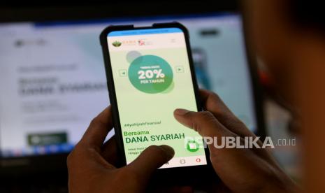 Warga mencoba mengakses salah satu fintech syariah di Jakarta, Ahad (15/3). Global Islamic Fintech Report 2021 yang dirilis Dinar Standard pekan lalu menempatkan Indonesia di peringkat keempat dari 64 negara.. Prayogi/Republika.