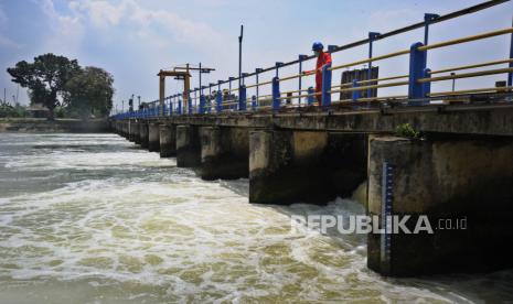 Pekerja Perum  Jasa Tirta II mengecek pengoperasian Bendung, Curug, Karawang, Jawa Barat