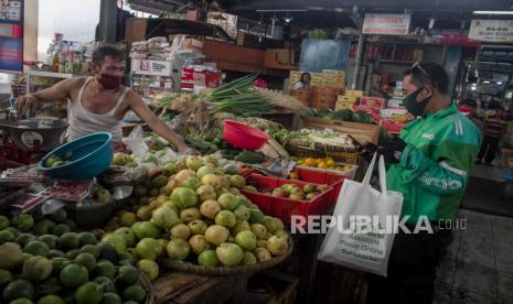 Pengemudi ojek daring (ojol) mendapat pesanan belanja kebutuhan bahan makanan di Pasar Gede, Solo, Jawa Tengah, Senin (4/5). Staf Khusus Menteri Keuangan Bidang Kebijakan Fiskal dan Makroekonomi Masyita Crystallin memprediksi, konsumsi rumah tangga terhadap beberapa komponen akan semakin dalam pada kuartal kedua. Khususnya pada barang sekunder seperti pakaian dan alas kaki, transportasi serta restoran.