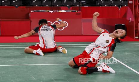 Greysia Polii (kanan) dan Ariyani Rahayu dari Indonesia merayakan setelah memenangkan pertandingan perempat final ganda putri mereka melawan Du Yue dan Li Yin Hui dari China selama acara Bulu Tangkis Olimpiade Tokyo 2020 di Musashino Forest Sport Plaza di Tokyo, Jepang, 29 Juli 2021.