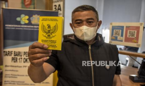 Warga menunjukkan sertifikat International Certificate of Vaccination or Prophylaxis (ICV) atau kartu kuning usai disuntik vaksin meningitis di Kantor Kesehatan Pelabuhan (KKP) Kelas II Bandung, Jalan Cikapayang, Kota Bandung, Kamis (29/9/2022). Kantor Kesehatan Pelabuhan (KKP) Kelas II Bandung menyediakan sebanyak 100 hingga 400 dosis vaksin meningitis per hari yang diprioritaskan bagi jemaah umrah yang berangkat pada 10-31 Oktober 2022. Republika/Abdan Syakura