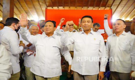 Ketua Umum Partai Gerindra, Prabowo Subianto menerima silaturahim dari Ketua Dewan Pertimbangan Presiden (Wantimpres) Wiranto. Mantan Ketum Hanura Wiranto batal bergabung dengan PAN karena fokus jadi wantimpres.