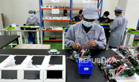 Siswa merakit alat pendeteksi Covid-19 GeNose di Teaching Factory SMK SMTI Yogyakarta, Senin (1/3). Perakitan GeNose C19 ini sudah berlangsung sejak Februari kemarin. Saat ini kapasitas produksi sebanyak 250 unit per harinya. Sebanyak 30 siswa dari Teknik Mekatronika dan Kimia Industri dilibatkan dalam perakitan GeNose ini.