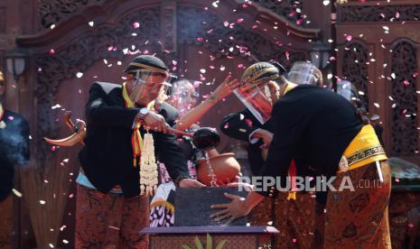 Tradisi Manusuk Sima. Pemerintah Kota Kediri, Jawa Timur, menggelar tradisi Manusuk Sima. Tradisi ini merupakan visualisasi sejarah simbol berdirinya Kota Kediri, yang digelar dalam rangkaian Hari Jadi Ke-1143 Kota Kediri. (ilustrasi)