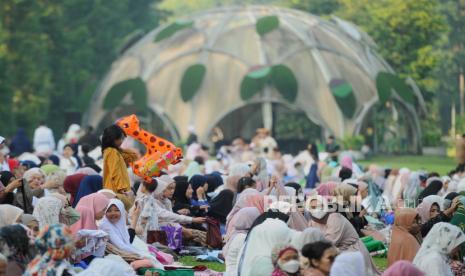 Sejumlah umat Muslim mendengarkan khotbah usai melaksanakan Shalat Idul Fitri di Reindwart Avenue Kebun Raya Bogor, Kota Bogor, Jawa Barat, Sabtu (22/4/2023). Pelaksanaan Shalat Idul Fitri di Kebun Raya Bogor kembali digelar pasca vakum selama tiga tahun akibat pandemi Covid-19.