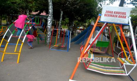 Anak-anak memanfaatkan area bermain khusus di Taman Cerdas Soekarno-Hatta Jebres, Surakarta, Jawa Tengah, Senin (11/7/2022). Taman Cerdas Soekarno-Hatta kini menjadi salah satu taman hiburan sarat dengan fasilitas edukasi yang bisa diakses secara gratis di Surakarta. Ruang terbuka  ini akan ramai dikunjungi pada akhir pekan oleh anak-anak.